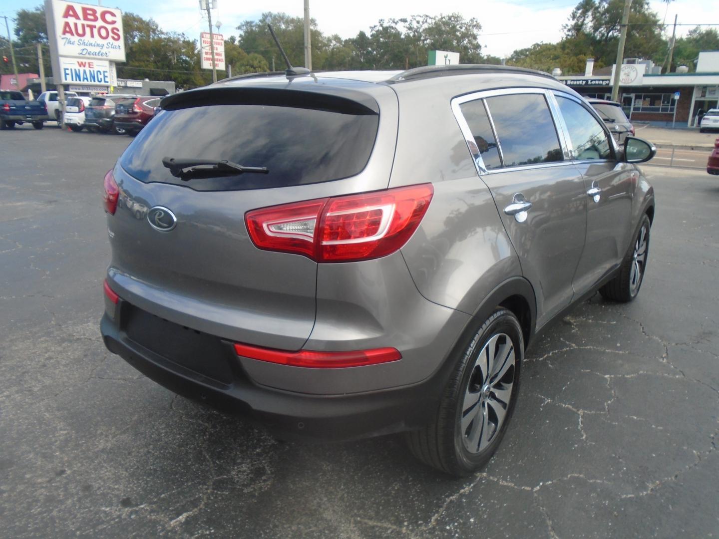 2012 Kia Sportage EX AWD (KNDPCCA20C7) with an 2.4L V6 DOHC 24V engine, 6-Speed Automatic transmission, located at 6112 N Florida Avenue, Tampa, FL, 33604, (888) 521-5131, 27.954929, -82.459534 - Photo#3